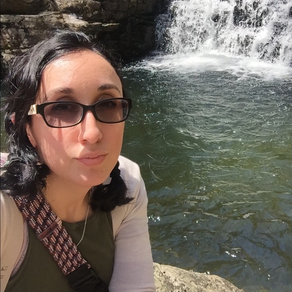 Meet your Posher, Jeny - Picture 2 of 5